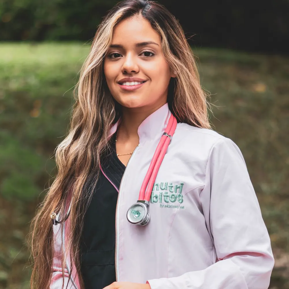 María Isabel López con bata de veterinaria y fonendoscopio